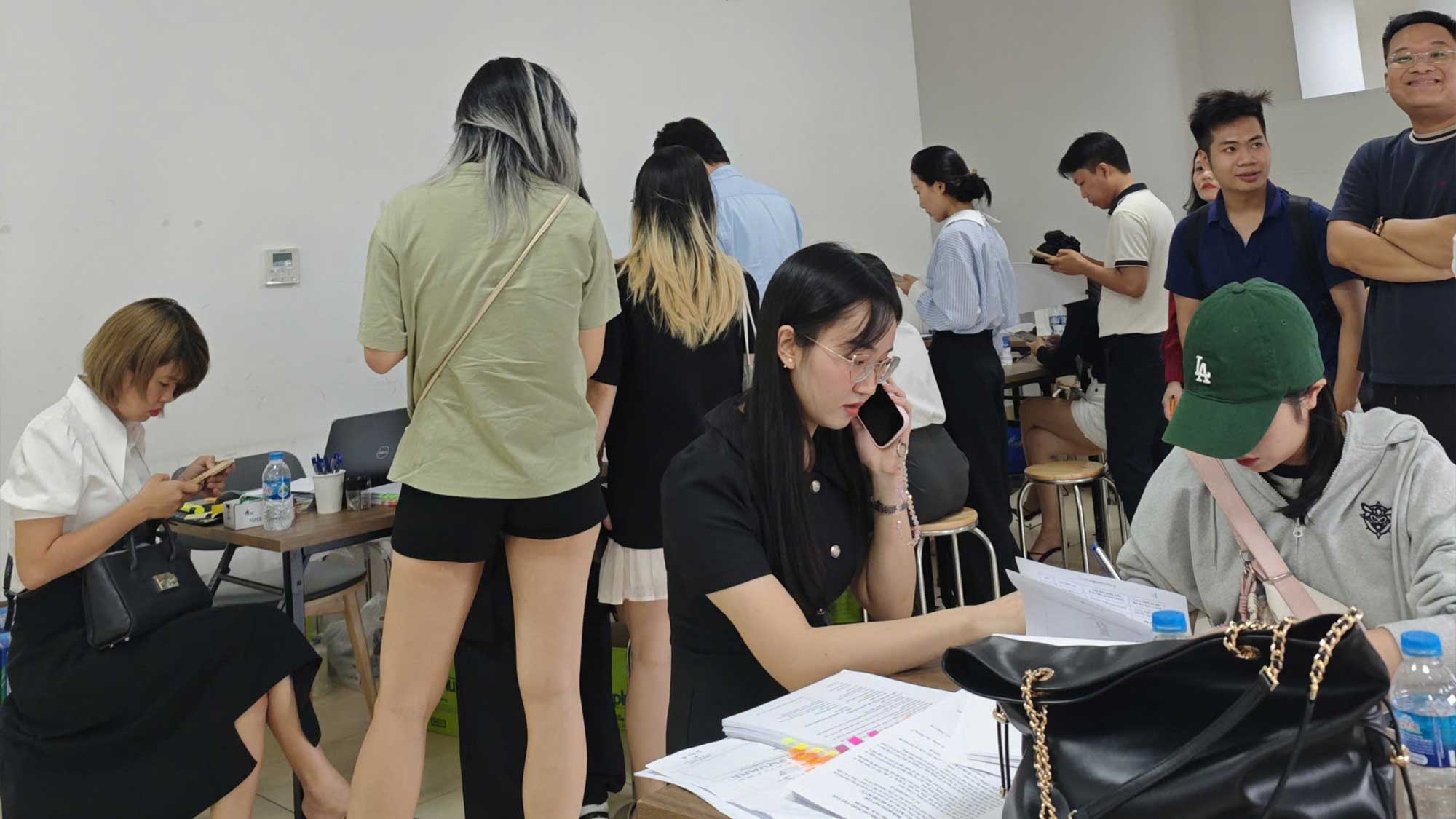 Phân Tích Dự Án TMC Smart Home (Bắc Từ Liêm): Đánh Giá Của Hiepphatland Về "Viên Kim Cương" Cửa Ngõ Tây Hồ Tây 5 Hình ảnh khách hàng ký hợp đồng mua bán tại văn phòng của chủ đầu tư JS